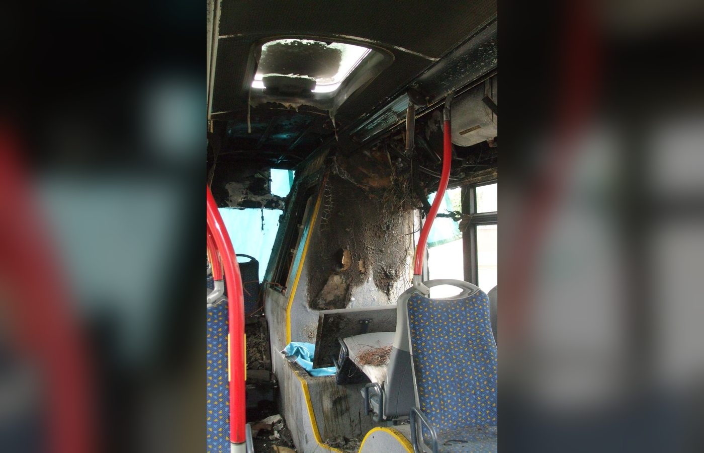 Ausgebrannter Fahrgastraum eines Linienbusses nach einem Motorbrand im Heck