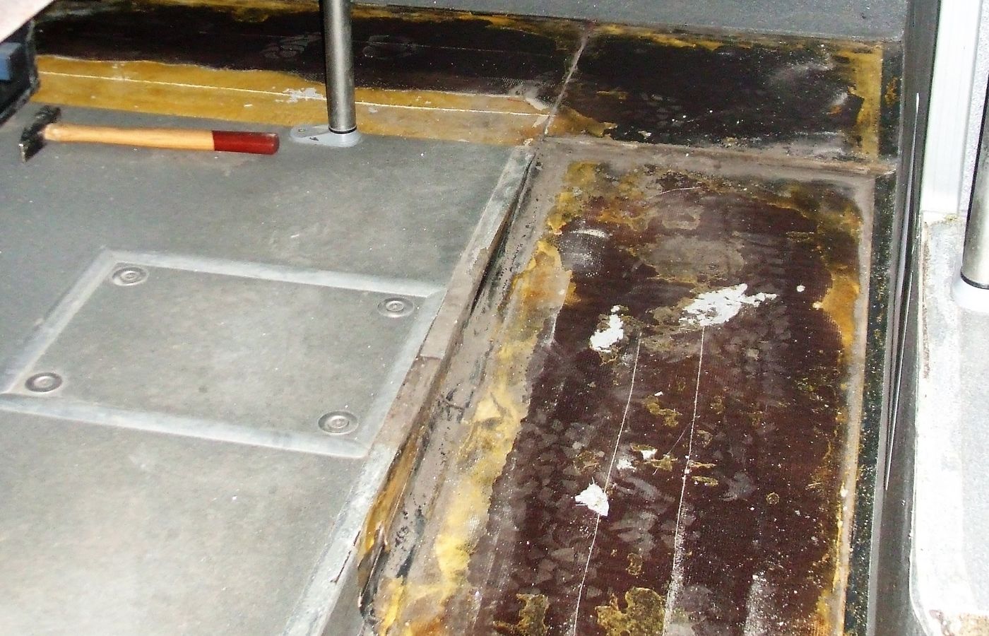 Vorbereiteter Untergrund mit Sitzschienen und Bodenklappe